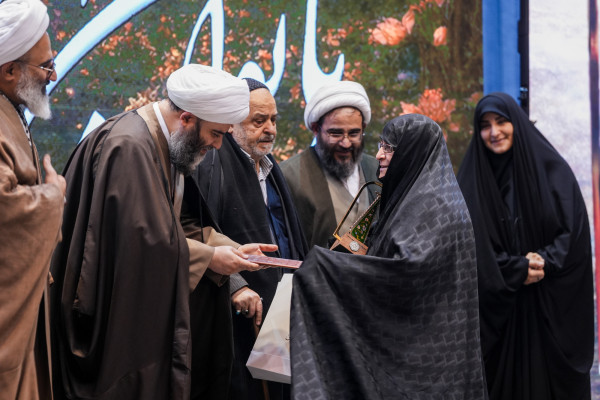 بانوان فعال در حوزه ستایشگری در خط مقدم جنگ روایت‌ها حضور دارند