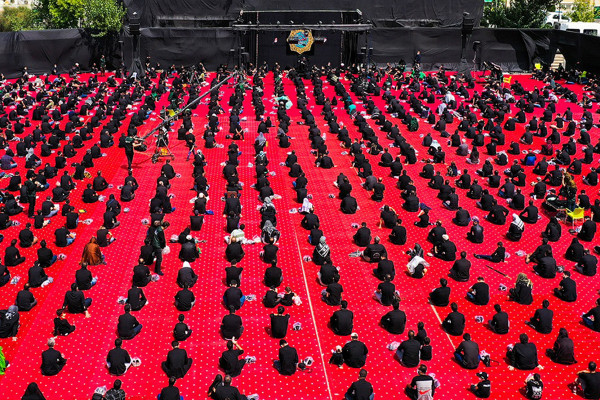 在保持社交距离的情况下举行伊玛目侯赛因（愿他安息）的悼念活动