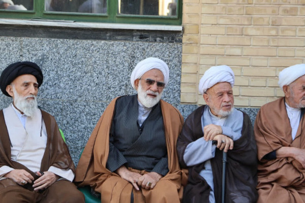 طلاب همدانی در صف اول دفاع از  کلام رهبر