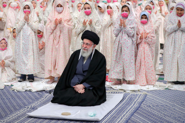 احتفال الملائكة: طقوس البلوغ الديني لفتيات إيران المراهقات