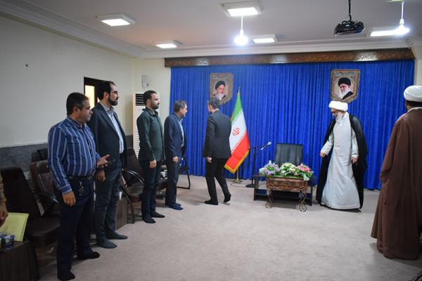 نشست جامعه‌ی ستایشگران بوشهر با نماینده ولی فقیه در استان و امام جمعه بوشهر