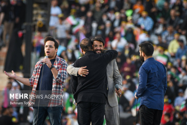 Mass Recitation of “Hello Commander” Anthem at Azadi Stadium in Tehran