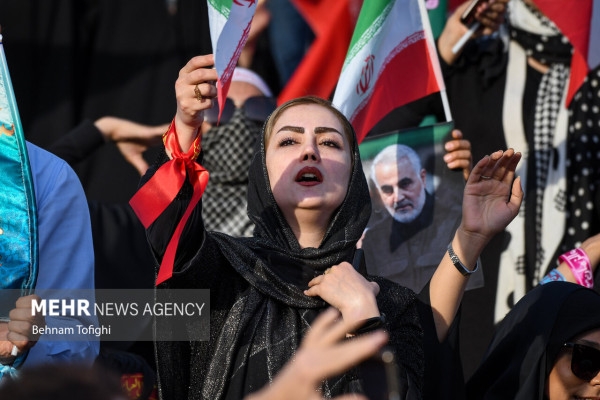 الإنشاد الجماعي لأنشودة «سلام فرمانده» في ملعب آزادي بطهران